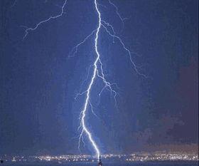 男子被雷劈三次视频,男子三次遭遇雷劈的惊险瞬间