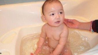 宝宝洗澡的视频,温馨瞬间捕捉